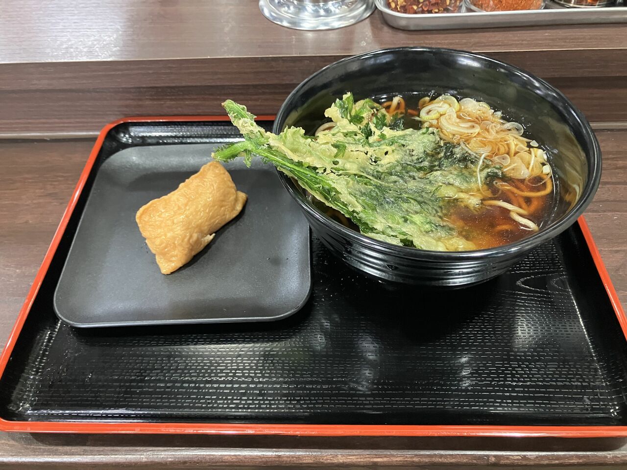 注文した「春菊天そば」と「いなり」1つ
