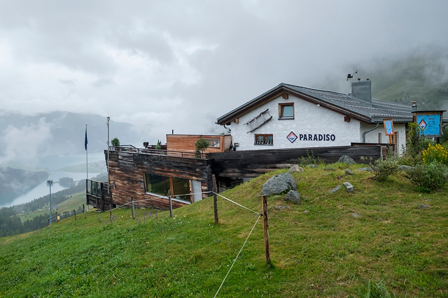 山小屋風の店構え。