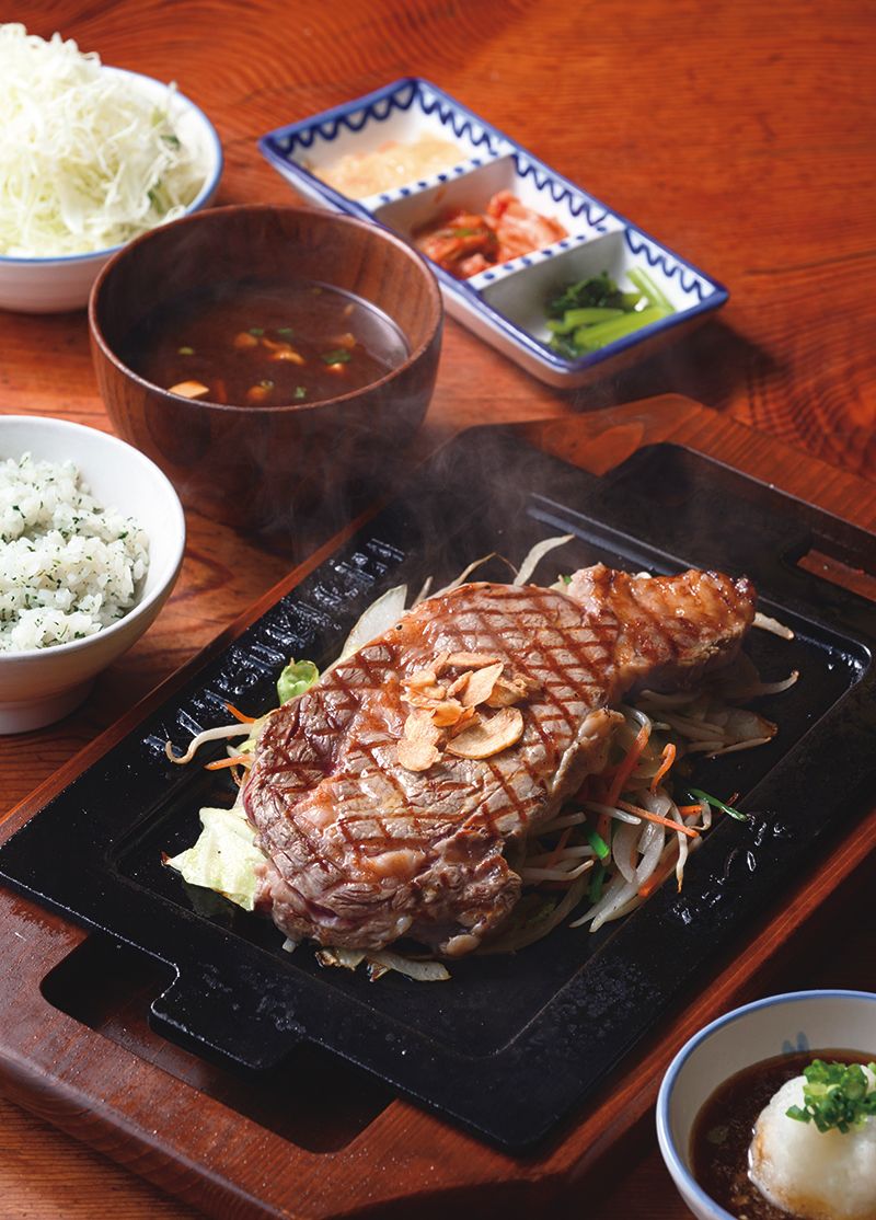 250グラム3,500円。鉄板から煙が出るほど熱してから焼くことで、肉の旨味を効果的に閉じ込めている。サラダもついてヘルシーに。