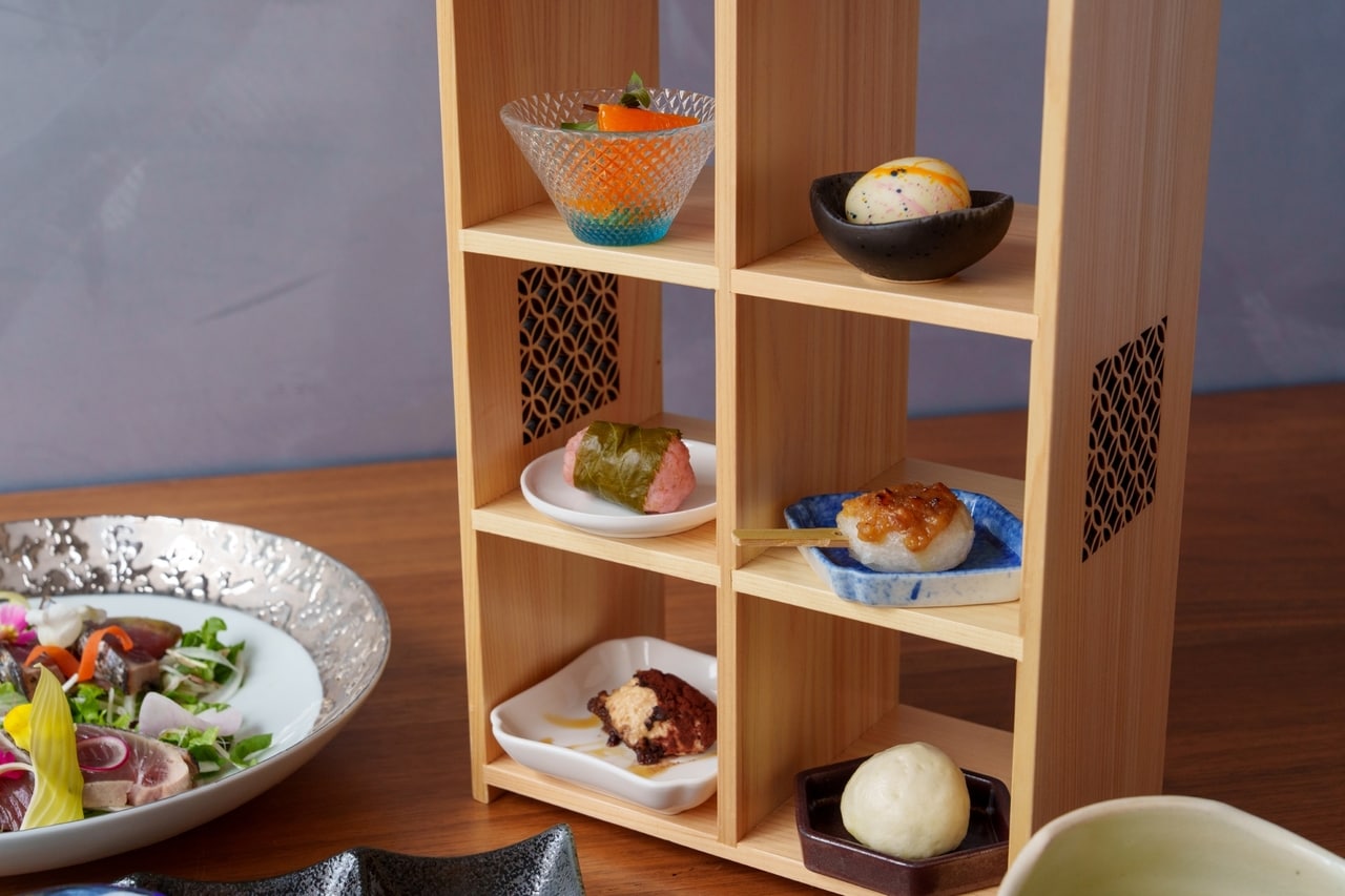 写真は、2026年4月のデザートメニュー例。5月のデザートは「柏餅」「さくらんぼムース」「マンゴープリン」など6品のラインアップ。