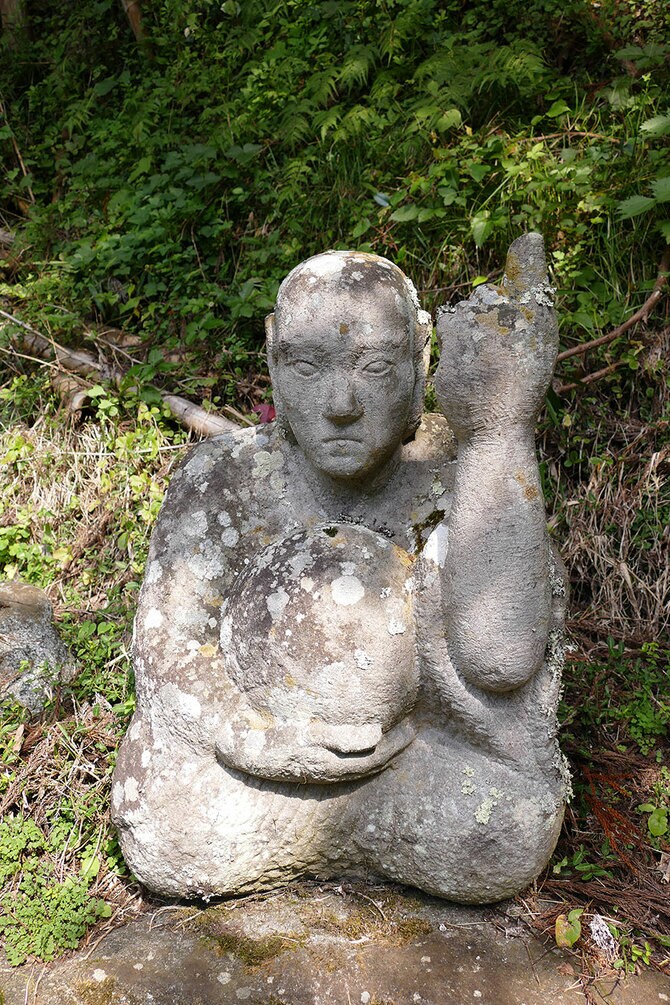 2ページ目)昭和の煩悩大爆発！ 福島の山中で 個性的すぎる羅漢様が大