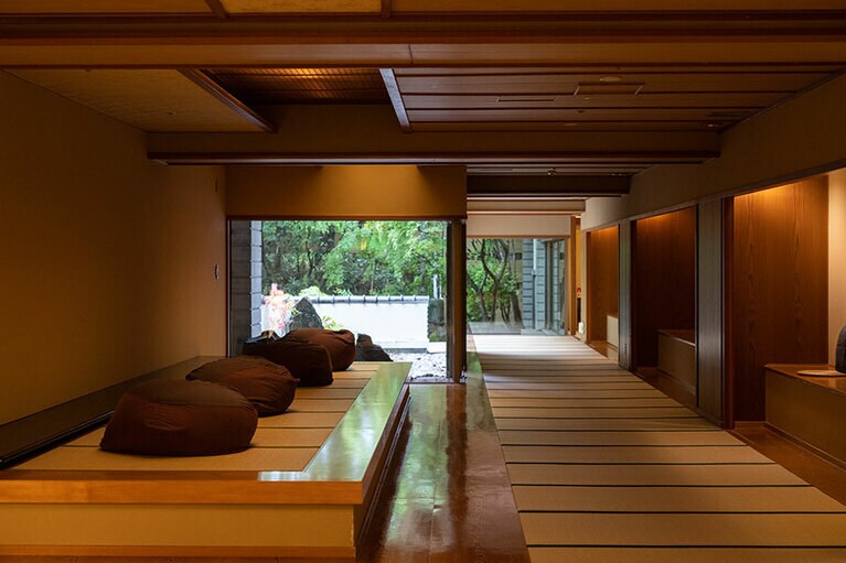 畳の小上がりがある湯上がり処。こうしたパブリックスペースの贅沢さも宿の魅力。