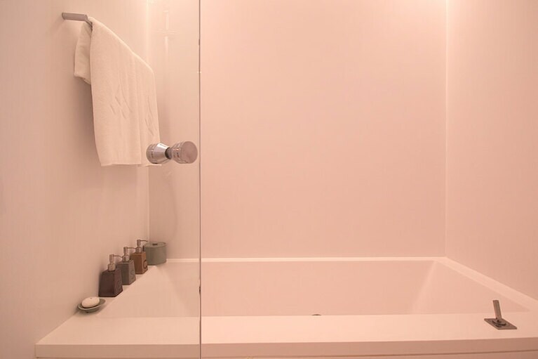 真っ白なバスルームは非日常感を満足させてくれる心地よさだ。