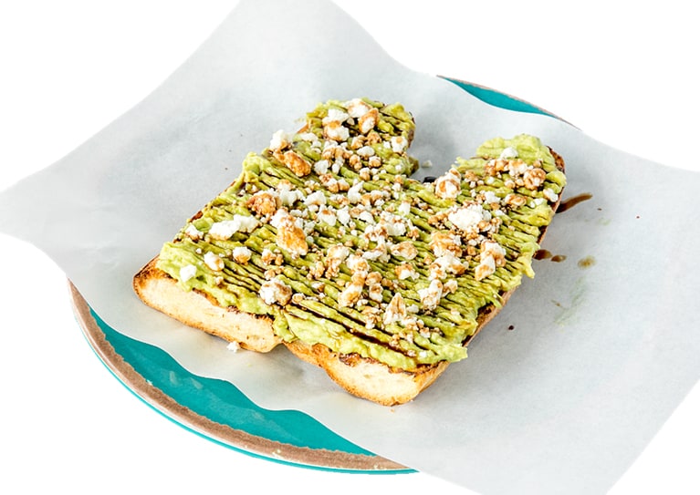 【Da Cove Health Bar & Cafe(ダ・コーブ・ヘルス・  バー・アンド・カフェ)】パンは「La Tour」のバゲット。トッピングは、アボカド、フェタチーズ、バルサミコ、レモンビネガーなど。終日オーダー可。9ドル