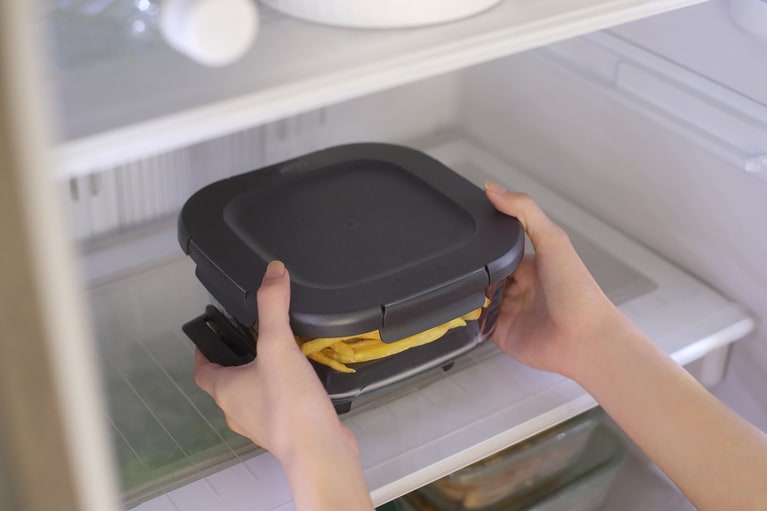 ガラスコンテナに保存用フタが付属冷蔵・冷凍保存ができるので、作り置きにも便利。