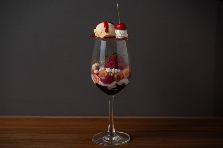 「山形県産佐藤錦とキルシュのマリアージュパフェ」。2,200円。ミニパフェは1,300円。いずれも1ドリンクオーダー制。