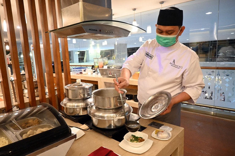 具材を自分で選ぶヌードルコーナーも。