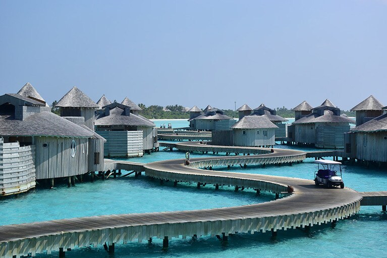 モルディブ最長の約1.4キロもの桟橋で結ばれたヴィラ群。