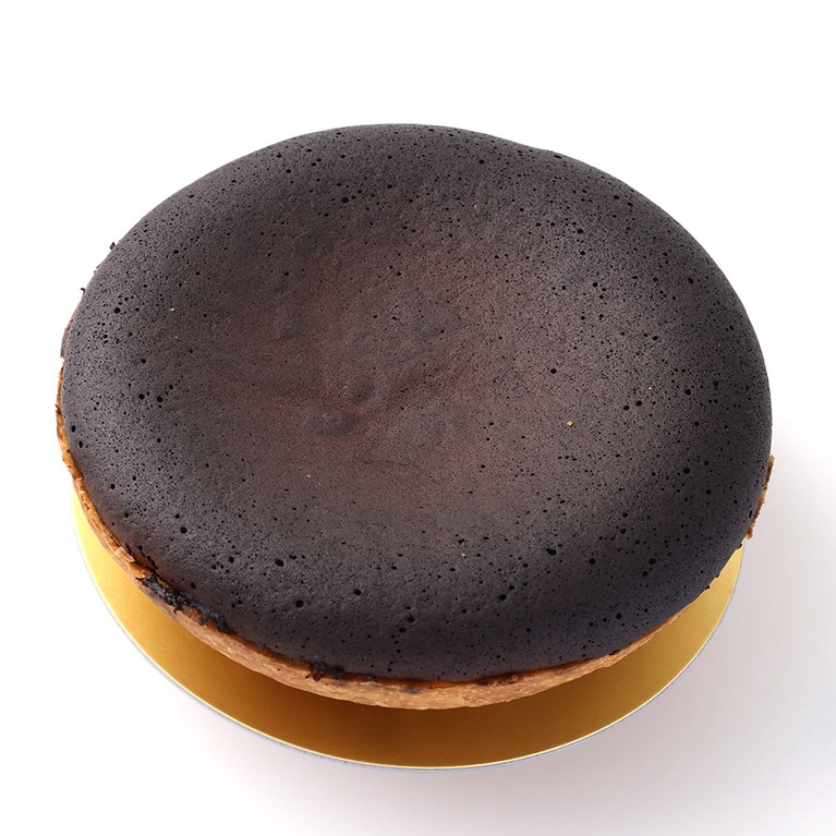 ル・トゥルト・フロマージュ 2,500円。ポワトゥー地方に伝わる、山羊乳のチーズを使った焼き菓子。表面を真っ黒に焦がすのがポイント。