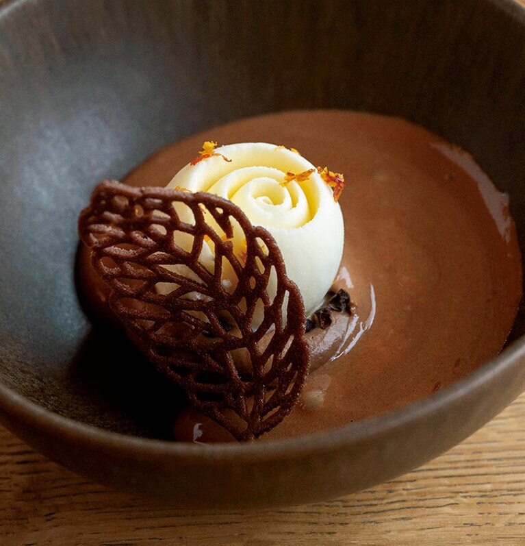 チョコレートとマンダリン・ジェルのケーキ。オレンジブロッサム・アイスを添えて。