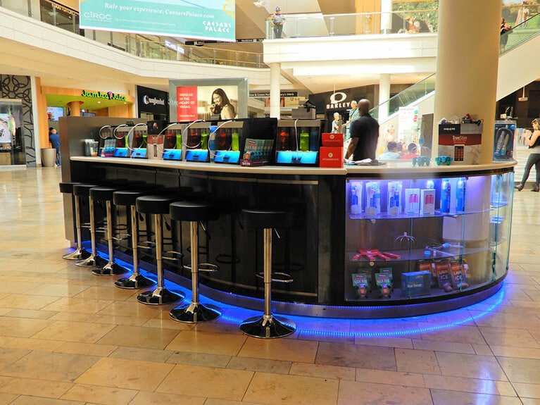 ショッピングでお疲れ？　「ファッションショー」内には、元気回復にぴったりのこんな酸素バーも。二日酔いにも効くらしい。