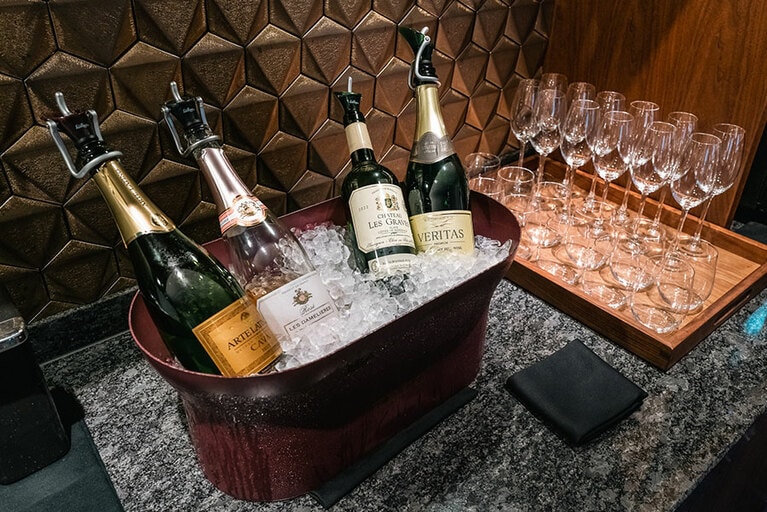 冷え冷えのスパークリングワインとスイーツは相性よし！