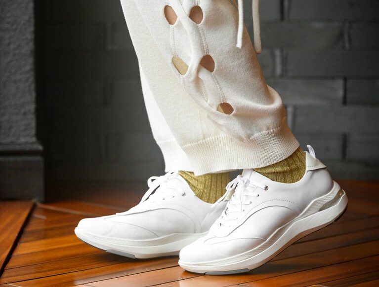 「長く歩く」をコンセプトに開発された「PEDALA RIDEWALK」。天然皮革のアッパーに施された太めのステッチが上質なクラフト感を演出し、曲線を用いたやさしい印象のデザインが春らしい軽やかな装いにもマッチ。