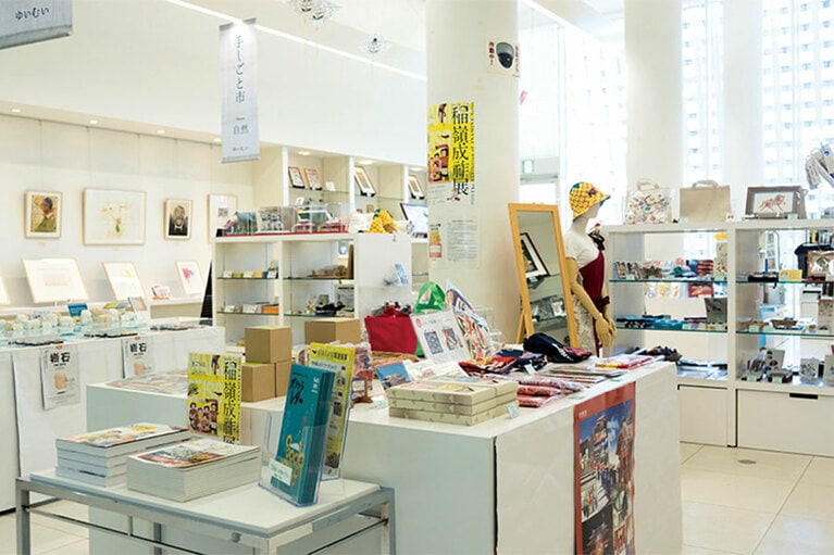 沖縄好きなら一度は訪れてみたいミュージアムショップ。企画展に合わせた商品も販売。