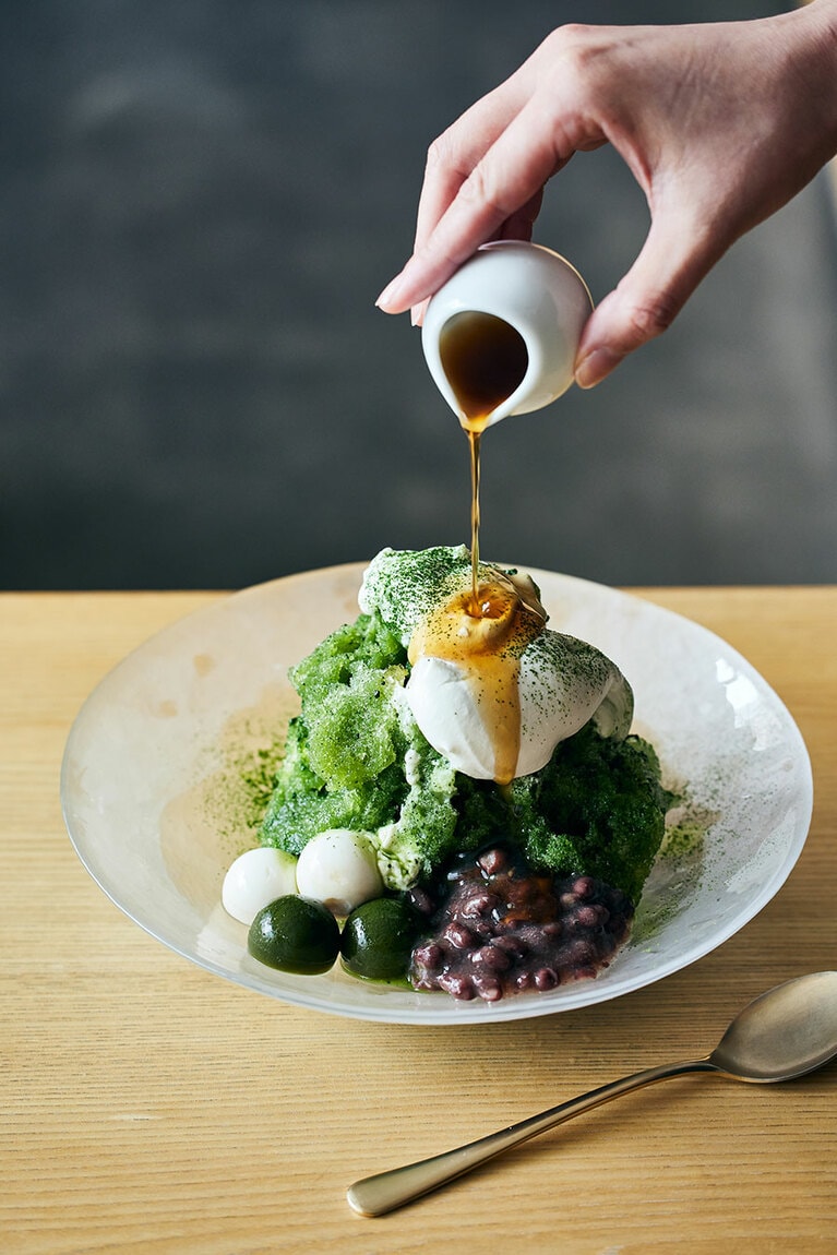 「氷菓 ～抹茶～」。シロップをかけていただく。