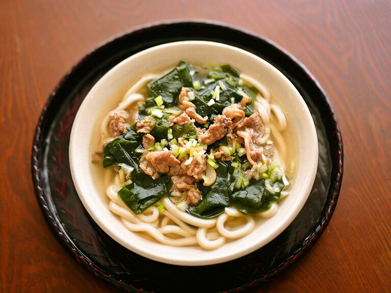 わかめビーフうどん。
