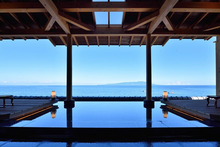 贅沢な”プレミアムガゼボ”、波打ち際の露天温泉、檜が香る大浴場など、多彩なお風呂を用意。