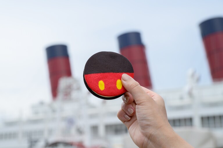 「ハドソンリバー・ハーベスト」の「ミッキー・クッキーサンドアイス」600円。チョコレートクッキーでバニラアイスをサンドしています。