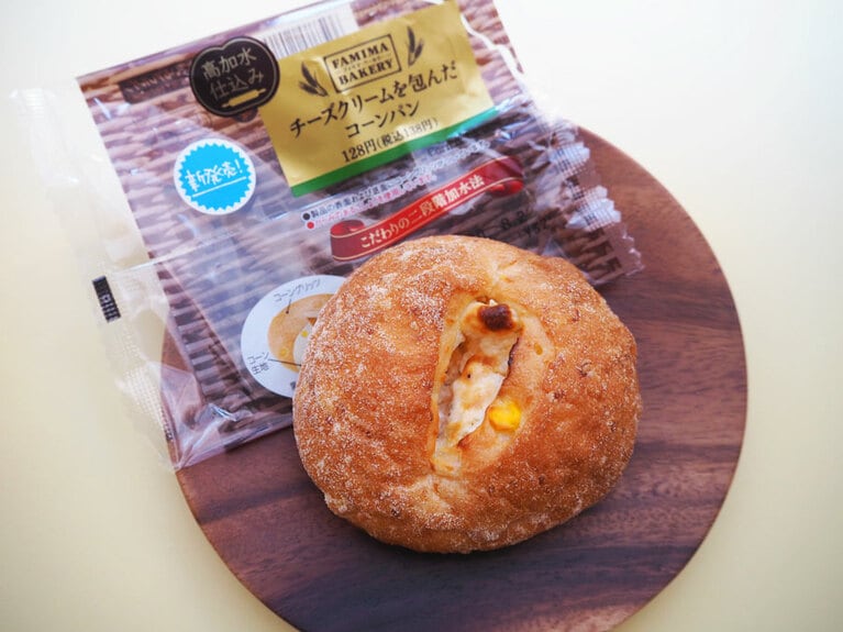 チーズクリームを包んだコーンパン 128円。