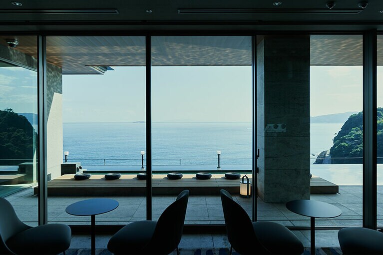 最上級の旅館リゾート「熱海・伊豆山 佳ら久」では大切な人と落ち着いたひとときを過ごすことができる。