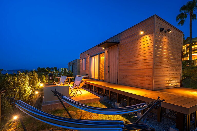 グランピング外観。全ての部屋にハンモックが付いている。