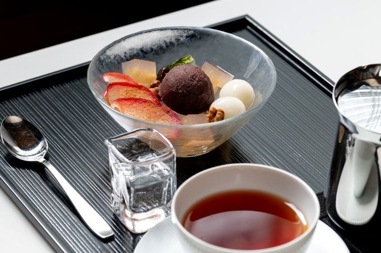 「紅玉りんごあんみつ」。