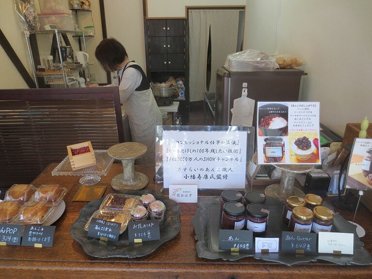 店内。アンティークの平台に、あんこを使った和洋のお菓子が並んでいます。時にはあんパンも登場。