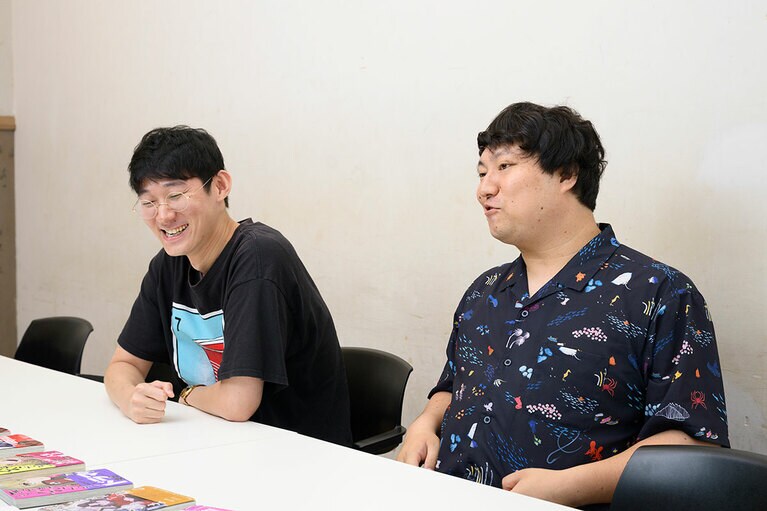 インタビューに答えてくれた、ロングコートダディのおふたり。