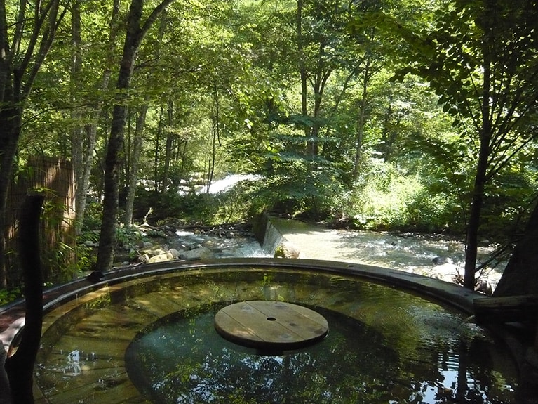 山里のいおり 草円［岐阜／福地温泉］新緑に包まれた森の湯 釜湯。