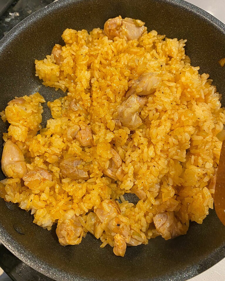 【焦がし醤油のケチャップライスが主役のオムライス】(5) フライパンにごはんを入れ、具材と馴染ませる。