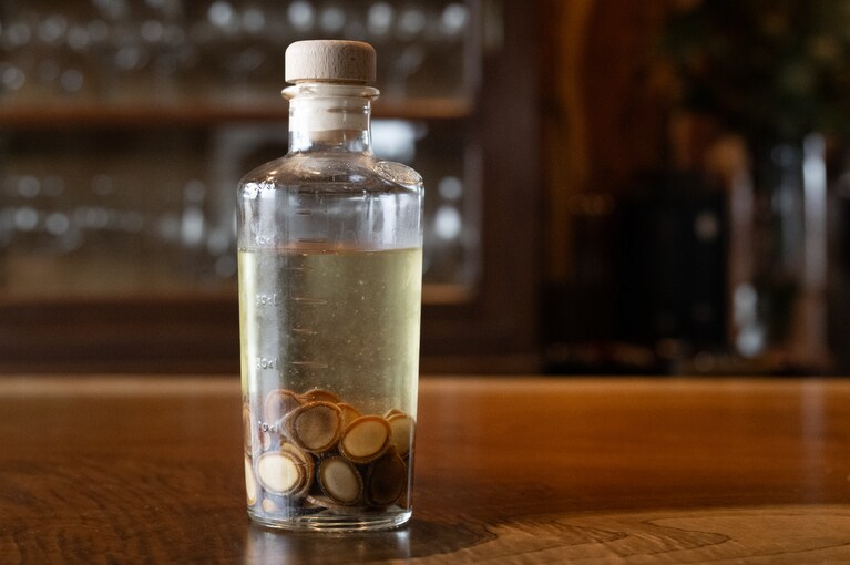 鹿の袋角を輪切りにしてアルコールに漬けたもの。「漢方でも生薬として使われている袋角をアルコールに漬けてみました。どのような味になるのか、何に使うかは未定ですが、経過が楽しみです」