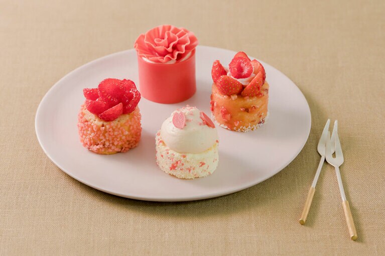 ロゼアソート(パティスリー パブロフ) 1,900円。4種のかわいらしい生パウンドケーキの詰め合わせ。手前から時計回りに、桜風味のムースとパウンドケーキを重ねた「サクラ」、ドライフランボワーズを練り込んだ「ロゼフランボワーズ」、パウンドケーキにクリームを挟みルビーチョコレートでデコレーションした「ローズローズ」、お店で人気の「ベリーベリー」を アレンジした「ロゼフレーズ」。