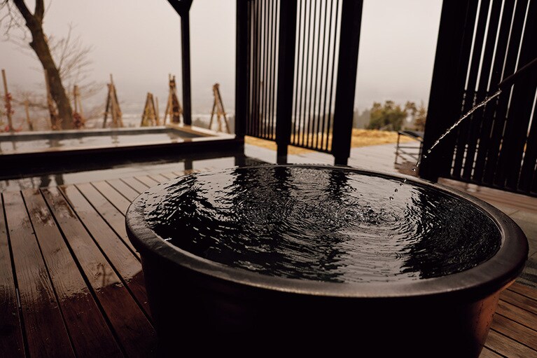 深めの信楽焼の水風呂は井戸水かけ流し。（里山十帖 THE HOUSE IZUMI　新潟）