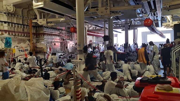 船上の居場所は男女に別れている。この状態で何日も過ごす。