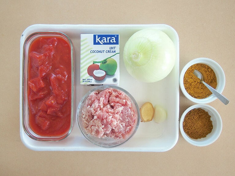 【材料(4人前)】豚ひき肉：200g／玉ねぎ：1個／生姜：10g／にんにく：1片／トマト缶：400ml／菜種油：小さじ1／カレー粉：大さじ2／ガラムマサラ：大さじ1／ココナッツミルク：200ml／塩：適量