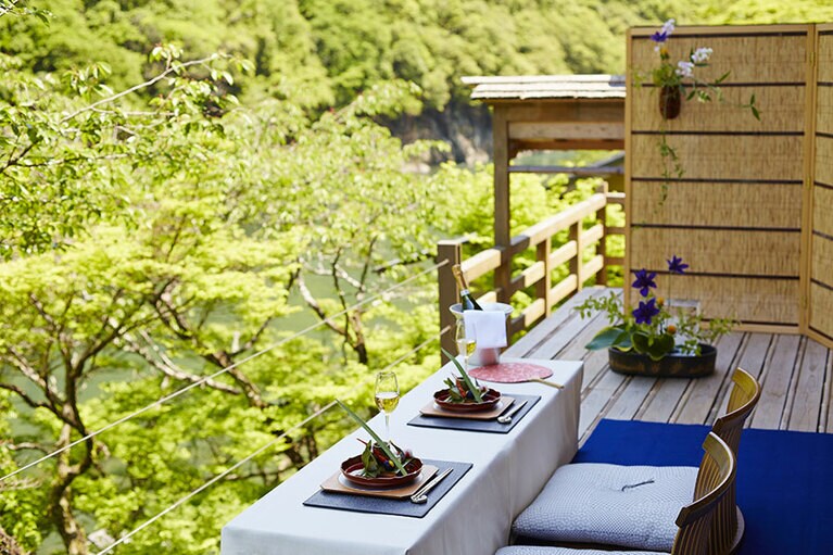 夏限定で設置される納涼床で味わう会席は、景色もごちそうのひとつに。