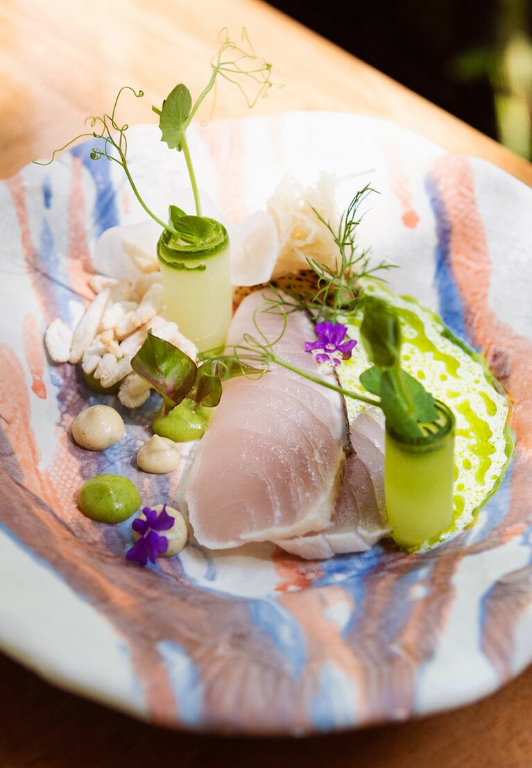 “アボカドとコーンのソースを添えたサワラ”。ライスパフの食感も楽しい。