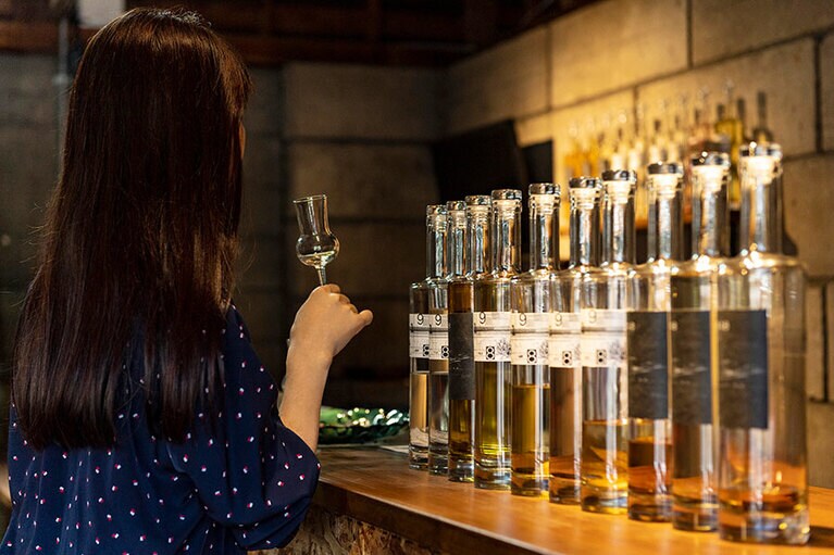 2階では試飲が可能。定番#0101の他、札幌のラベンダー、ライラック、ニセアカシアなどを使用した北海道限定販売の#1922、紅櫻公園内のボタニカルのみを使用し紅葉の葉をボトルに沈めた#3891、北海道の花ハマナスをメインに、バタフライピーを加えて鮮やかなブルーに仕立てた夏季限定#0104など、個性豊か。700ml 4,500円～。