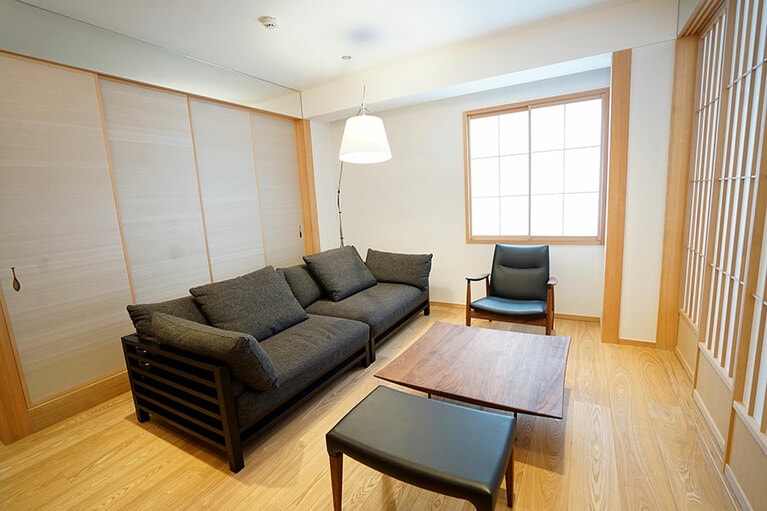 各部屋の引き戸を閉めると、ベッドルームのプライバシーが確保され、リビングルームもこぢんまりと落ち着く。