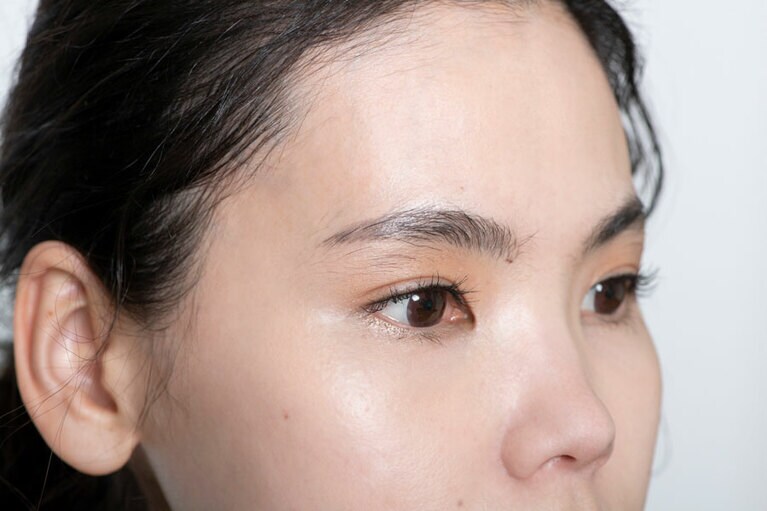 黒のジェルライナーで目のキワを引き締め、マスカラも黒でしっかりと。アイシャドウは、自然なニュアンスが出る程度にサラっとのせる。眉は眼鏡と重なるため、ふんわりと毛流れを整える程度で。