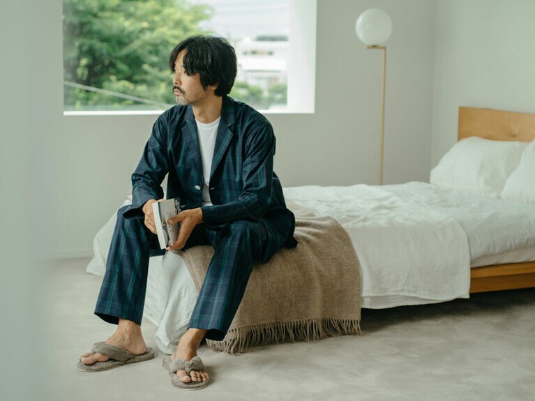 テーラードジャケット 5,500円、ベイカーパンツ 4,400円。