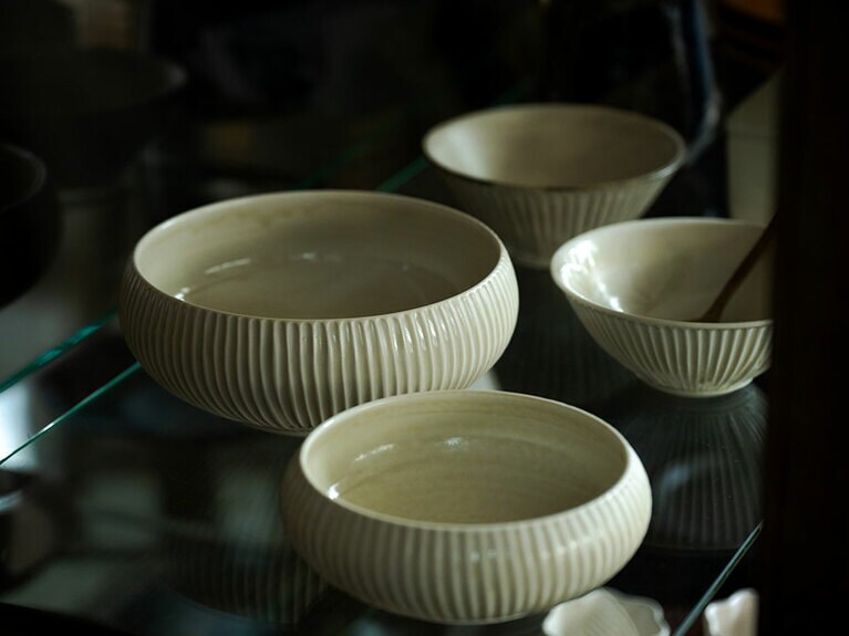 シンプルな中に飾りや模様のあるうつわが1つあるだけで、食卓の彩度と明度はグンと上がる。