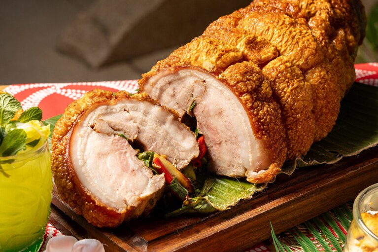 メイン料理の中でも主役は、外はカリカリで中はジューシーなローストポーク「カルアポーク」。豪快なハワイ発祥メニュー。