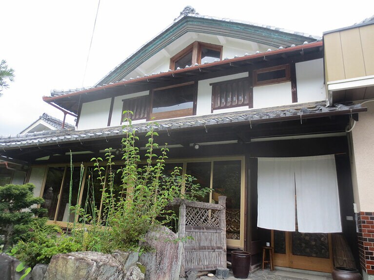 築100年余りの古民家を自分達で改装。温かみ溢れる空間。