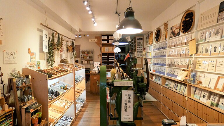 ノート以外にも文房具や日用品が販売されています。