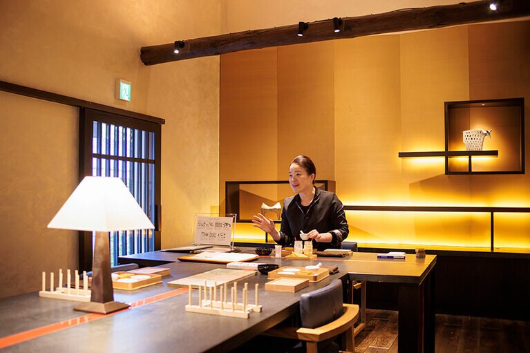 京唐紙の歴史や独特の素材、職人技について楽しくレクチャー。