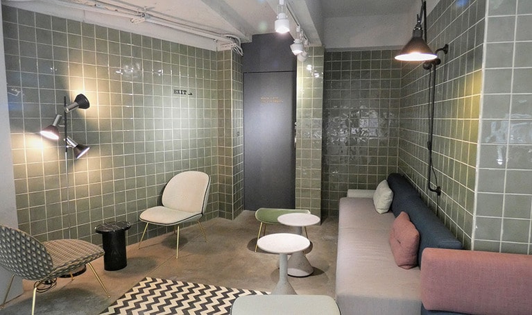 ソファ席もあり、ゆっくりと試食を楽しめます。