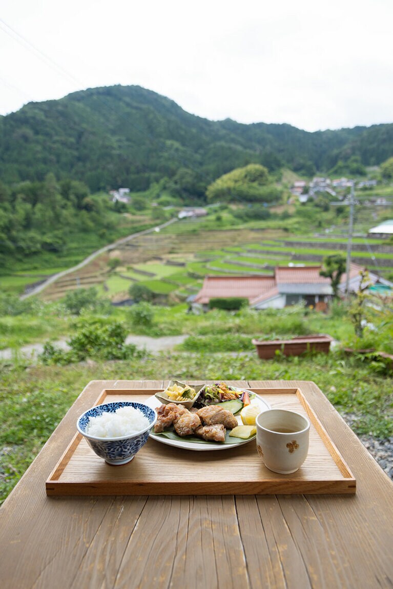 テラス席からは棚田が一望できる。