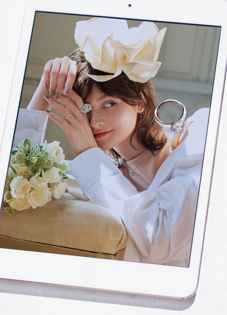 モバイル内：「ファセット」薬指のリング（PT×センターDIA0.3ct）841,500円 、ネックレス（WG）346,500円、「ウラジミール」人差し指のリング（WG×DIA×ブラックサファイア×クォーツ×ツァボライト×マザーオブパール×ブラックラッカー×ピンクラッカー）6,864,000円／すべてブシュロン（ブシュロン クライアントサービス）シャツ 286,000円／ヴァレンティノ（ヴァレンティノ インフォメーションデスク）、ヘッドドレス 19,800円（レンタル価格）／サロンドランデブー　モバイル画面上：「エトワール ドゥ パリ」リング（PT×センターDIA0.3ct～）1,056,000円～／ブシュロン（ブシュロン クライアントサービス）