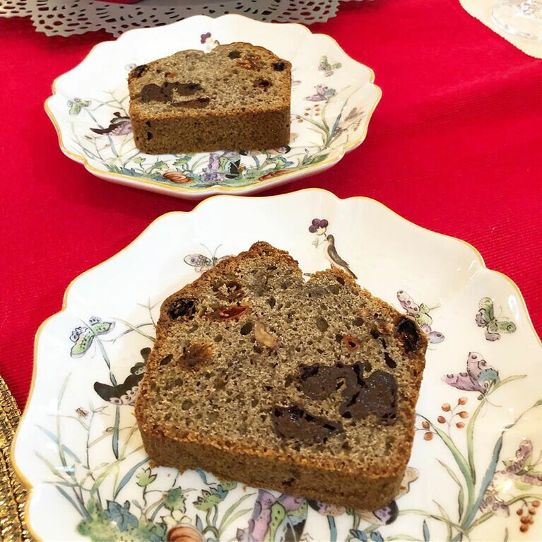 黒胡麻を使った薬膳ケーキ。